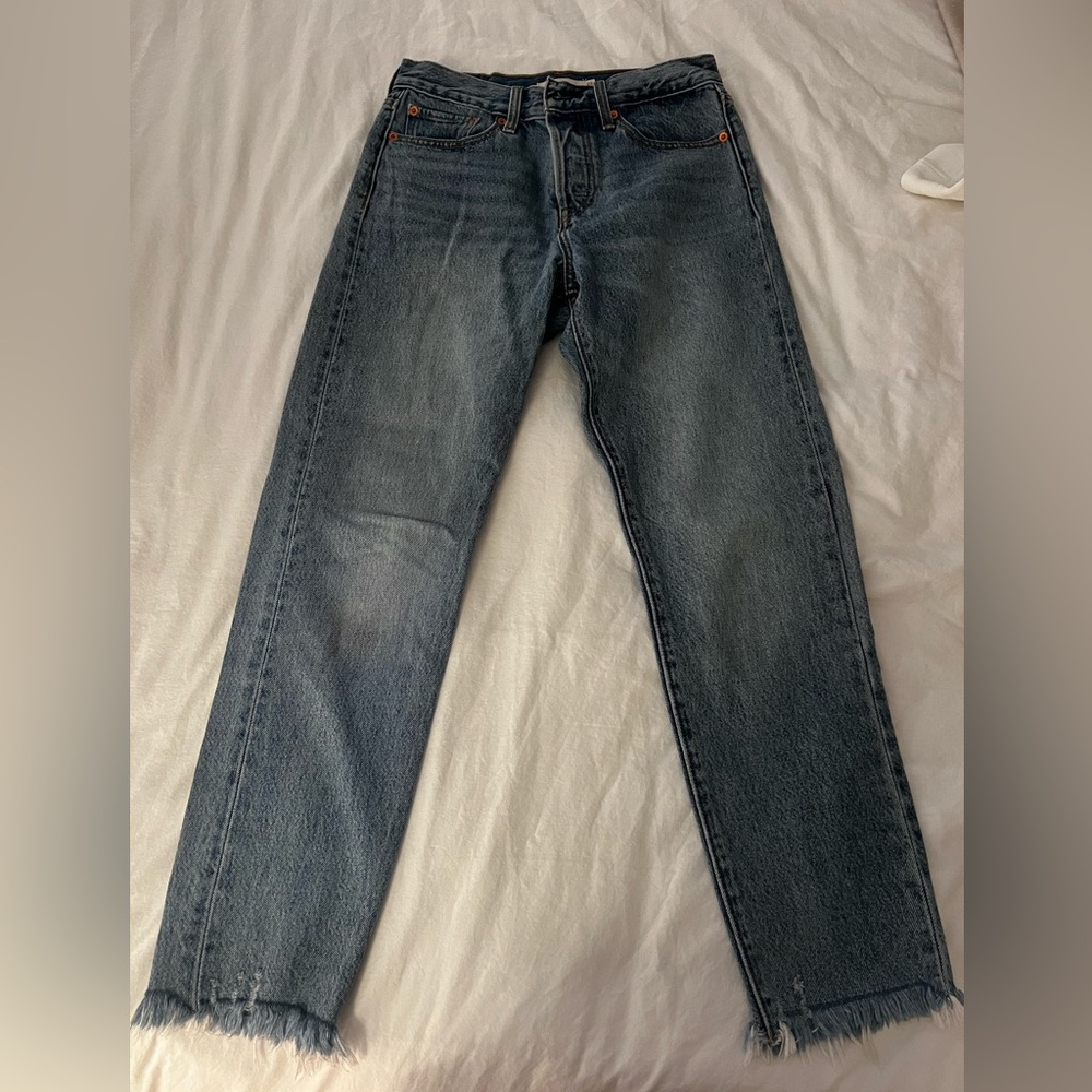 WOMENS LEVI JEANS size 27